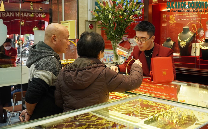 Giá vàng 'nhảy múa' liên tục, người Hà Nội xếp hàng chờ mua/bán- Ảnh 5. Giá vàng 'nhảy múa' liên tục, người Hà Nội xếp hàng chờ mua/bán- Ảnh 5.