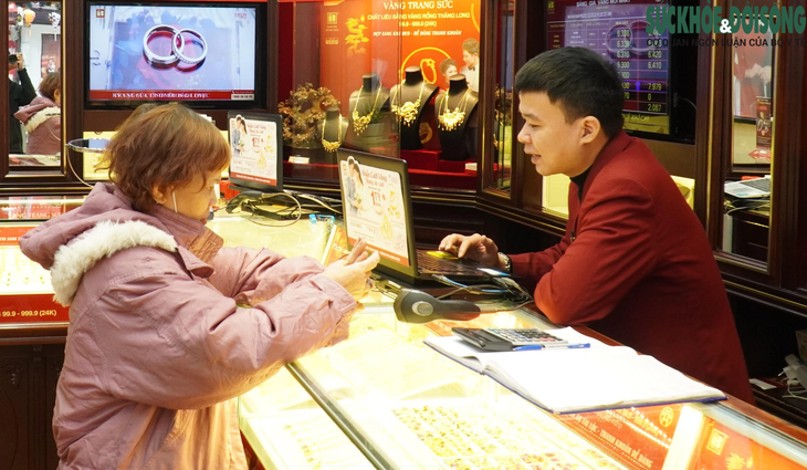 Giá vàng 'nhảy múa' liên tục, người Hà Nội xếp hàng chờ mua/bán- Ảnh 6. Giá vàng 'nhảy múa' liên tục, người Hà Nội xếp hàng chờ mua/bán- Ảnh 6.