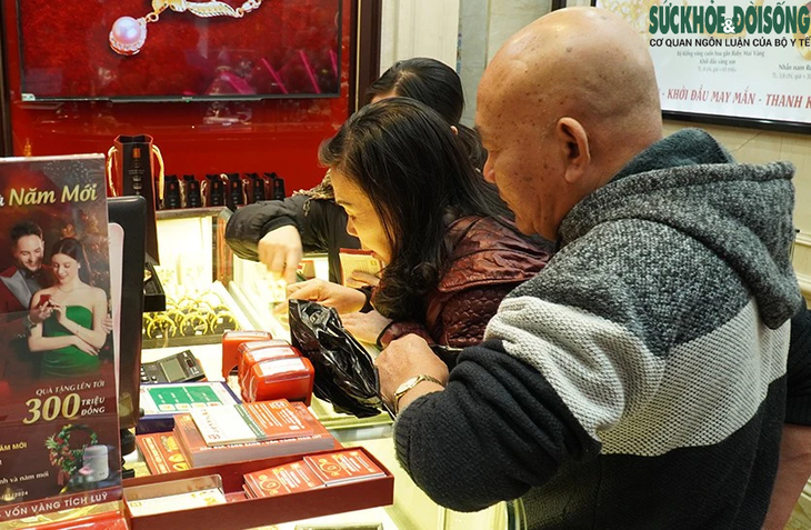 Giá vàng 'nhảy múa' liên tục, người Hà Nội xếp hàng chờ mua/bán- Ảnh 7. Giá vàng 'nhảy múa' liên tục, người Hà Nội xếp hàng chờ mua/bán- Ảnh 7.