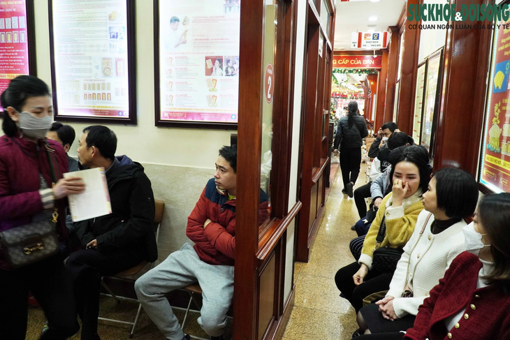 Giá vàng 'nhảy múa' liên tục, người Hà Nội xếp hàng chờ mua/bán- Ảnh 8. Giá vàng 'nhảy múa' liên tục, người Hà Nội xếp hàng chờ mua/bán- Ảnh 8.