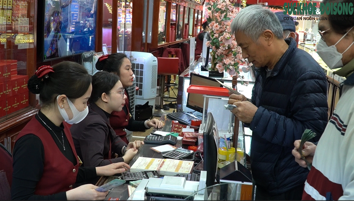 Giá vàng 'nhảy múa' liên tục, người Hà Nội xếp hàng chờ mua/bán- Ảnh 9. Giá vàng 'nhảy múa' liên tục, người Hà Nội xếp hàng chờ mua/bán- Ảnh 9.