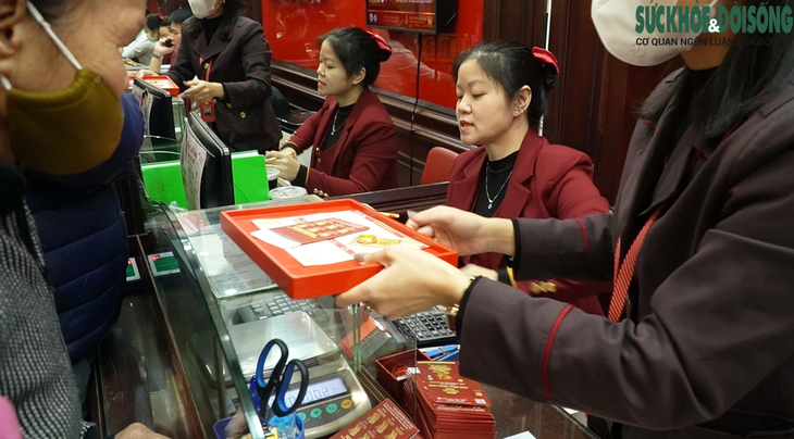 Giá vàng 'nhảy múa' liên tục, người Hà Nội xếp hàng chờ mua/bán- Ảnh 11. Giá vàng 'nhảy múa' liên tục, người Hà Nội xếp hàng chờ mua/bán- Ảnh 11.