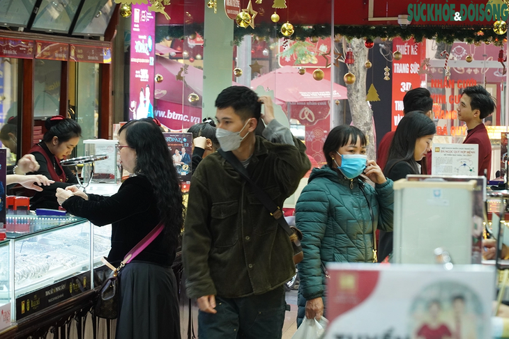 Giá vàng 'nhảy múa' liên tục, người Hà Nội xếp hàng chờ mua/bán- Ảnh 4. Giá vàng 'nhảy múa' liên tục, người Hà Nội xếp hàng chờ mua/bán- Ảnh 4.