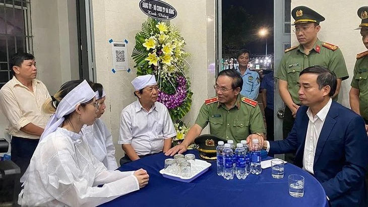 Bảo vệ ngân hàng ở Đà Nẵng tử vong khi bắt cướp được truy tặng Huân chương Dũng cảm- Ảnh 1. Bảo vệ ngân hàng ở Đà Nẵng tử vong khi bắt cướp được truy tặng Huân chương Dũng cảm- Ảnh 1.