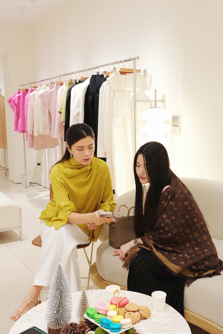 Quang Hải đưa Chu Thanh Huyền đi thử áo dài, tất bật chuẩn bị cho ngày ăn hỏi- Ảnh 1. Quang Hải đưa Chu Thanh Huyền đi thử áo dài, tất bật chuẩn bị cho ngày ăn hỏi- Ảnh 1.