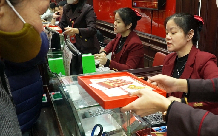 Giá vàng "nhảy múa" liên tục, người Hà Nội xếp hàng chờ mua/bán