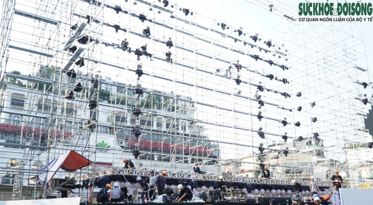Hà Nội: Gấp rút dựng sân khấu chuẩn bị Countdown chào năm mới 2024- Ảnh 1.