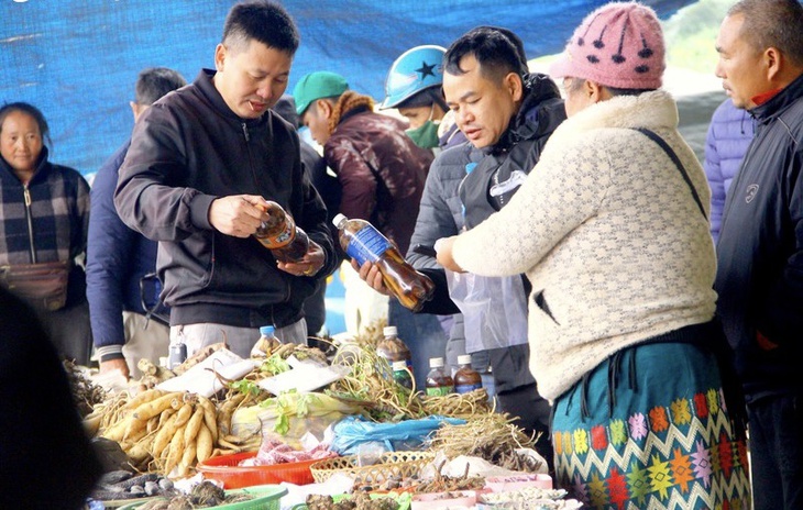 Độc đáo phiên chợ miền biên giới ngày cuối năm- Ảnh 5. Độc đáo phiên chợ miền biên giới ngày cuối năm- Ảnh 5.