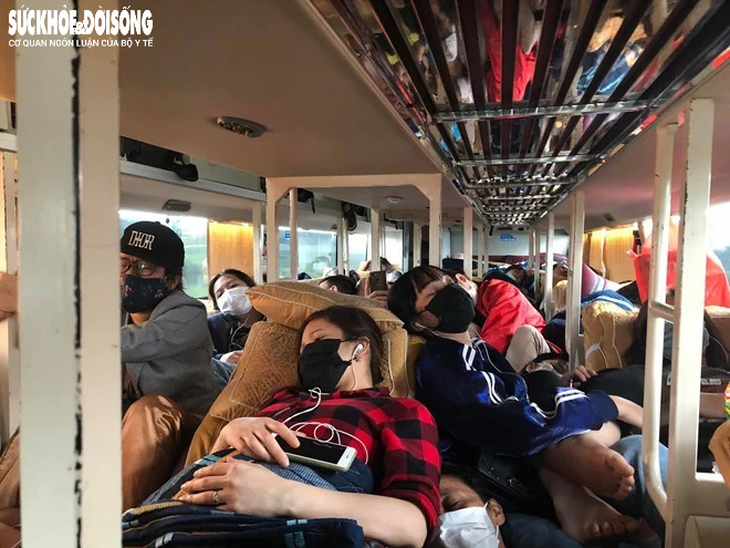Nỗi lo 'nhồi nhét' xe khách về quê ăn Tết- Ảnh 1. Nỗi lo 'nhồi nhét' xe khách về quê ăn Tết- Ảnh 1.