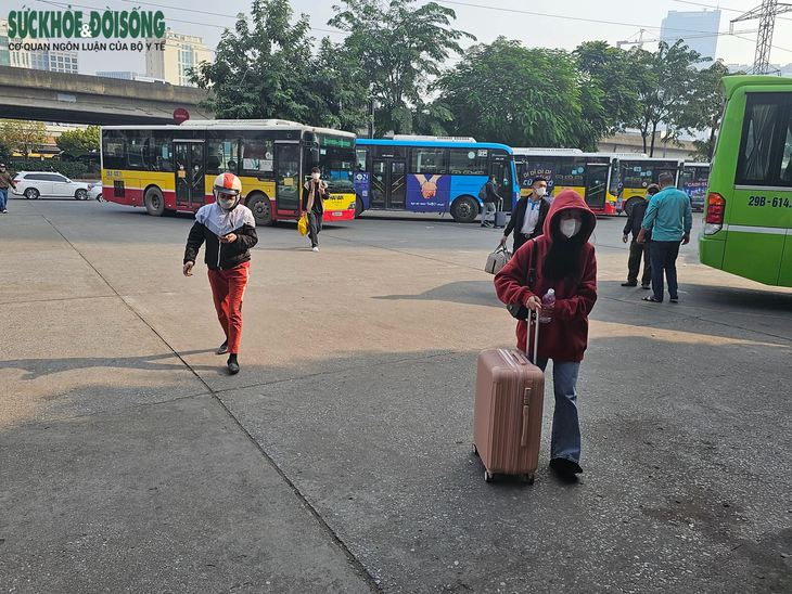 Nỗi lo 'nhồi nhét' xe khách về quê ăn Tết- Ảnh 2. Nỗi lo 'nhồi nhét' xe khách về quê ăn Tết- Ảnh 2.