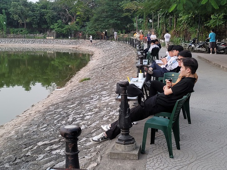 Công viên hồ Cần có phải nơi trồng rau, chiếm dụng kinh doanh hàng quán ?- Ảnh 2.