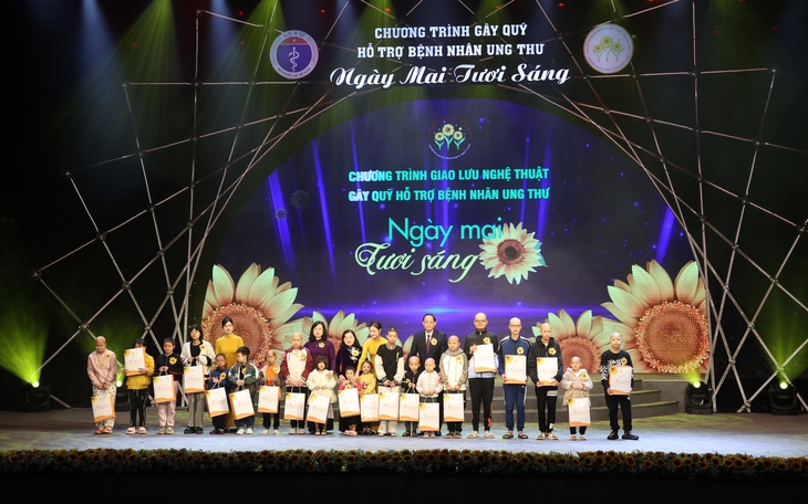 Bộ trưởng Bộ Y tế: "Người bệnh ung thư phải đương đầu với những khó khăn chồng chất"