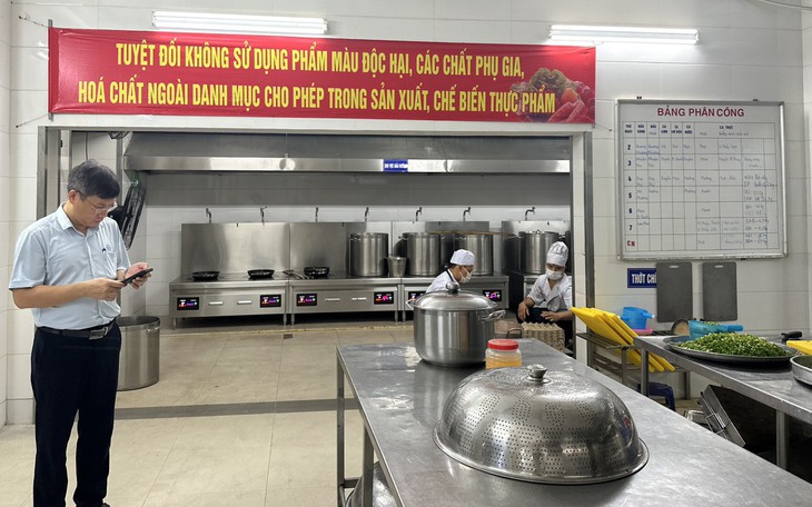 Đảm bảo an toàn thực phẩm dịp cuối năm: Hà Nội công khai số 'hotline' tiếp nhận phản ánh 24/7, cỗ tiệc phải ký cam kết ATTP