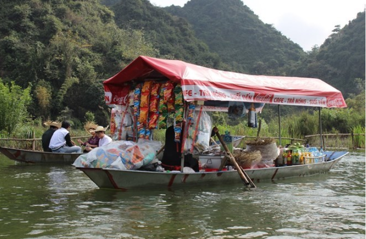 Hà Nội: Kiến nghị kiểm soát 'chặt' an toàn thực phẩm 10 kho lạnh chứa thực phẩm, các cửa hàng ăn uống phục vụ lễ hội- Ảnh 3. Hà Nội: Kiến nghị kiểm soát 'chặt' an toàn thực phẩm 10 kho lạnh chứa thực phẩm, các cửa hàng ăn uống phục vụ lễ hội- Ảnh 3.