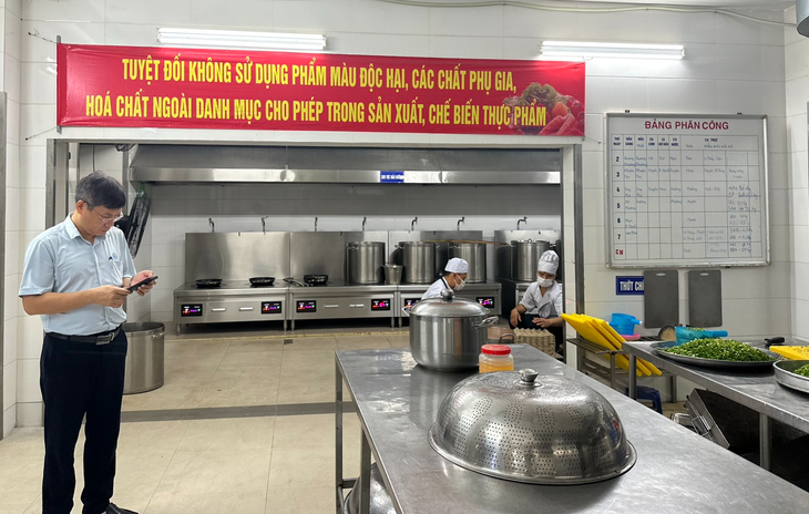 Đảm bảo an toàn thực phẩm dịp cuối năm: Hà Nội công khai số 'hotline' tiếp nhận phản ánh 24/7, cỗ tiệc phải ký cam kết ATTP- Ảnh 3.