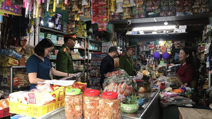 Thu giữ gần 5 nghìn gói bánh, kẹo không nhãn mác trước cổng trường - Ảnh 3.