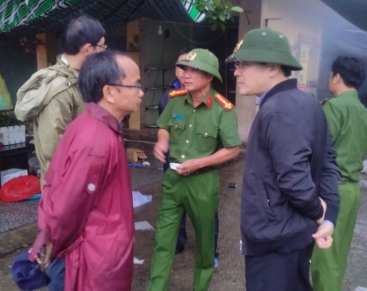 Video hiện trường vụ cháy hàng của 335 hộ dinh doanh tại chợ Khe Tre- Ảnh 1.
