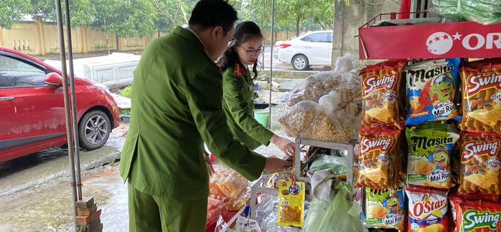 Thu giữ gần 5 nghìn gói bánh, kẹo không nhãn mác trước cổng trường - Ảnh 1.