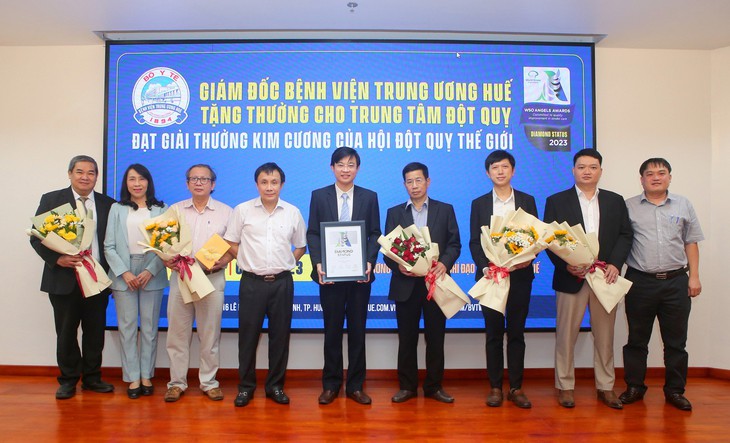 Hội Đột quỵ thế giới trao giải thưởng Diamon cho Bệnh viện Trung ương Huế - Ảnh 2.