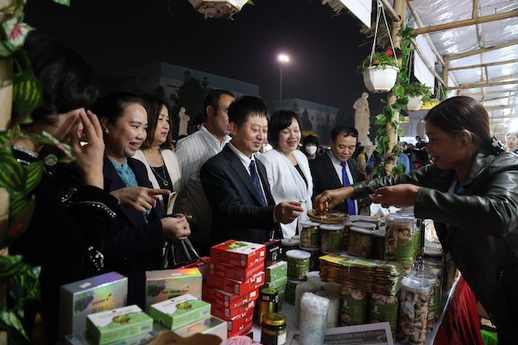 Đặc sản đảm bảo an toàn thực phẩm của 56 tỉnh, thành đang 'hội tụ' về Thủ đô dịp cuối năm- Ảnh 2. Đặc sản đảm bảo an toàn thực phẩm của 56 tỉnh, thành đang 'hội tụ' về Thủ đô dịp cuối năm- Ảnh 2.