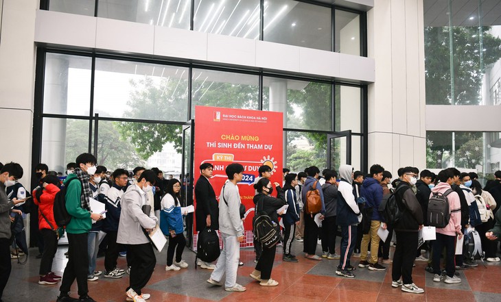 Gần 3.000 thí sinh đầu tiên "mở hàng" tranh suất vào đại học 2024- Ảnh 1.