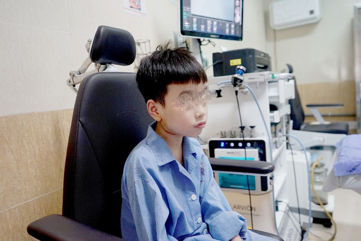 Tưởng là hạch thông thường, hóa ra bé trai bị u khoang bên họng phải- Ảnh 1.