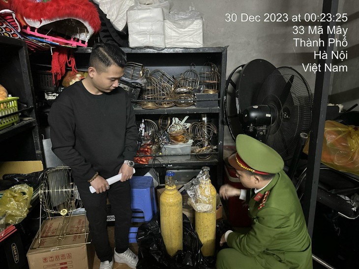 Thu giữ 2 bình khí cười tại quán bar nhiều lần tái phạm- Ảnh 1.