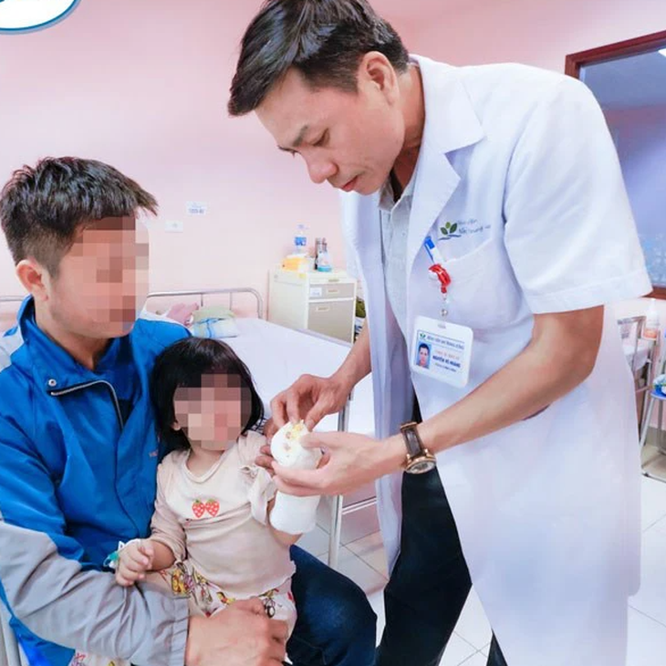 Mắc kẹt tay vào máy lọc nước, bé gái bị đứt rời gân 2 ngón tay được cấp cứu kịp thời- Ảnh 1.