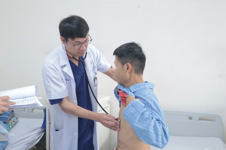 Hạ thân nhiệt bệnh nhân xuống 28 độ, duy trì phòng mổ ở 18 độ C phẫu thuật cứu nam thanh niên bị lóc động mạch chủ tuýp A hiếm gặp- Ảnh 3. Hạ thân nhiệt bệnh nhân xuống 28 độ, duy trì phòng mổ ở 18 độ C phẫu thuật cứu nam thanh niên bị lóc động mạch chủ tuýp A hiếm gặp- Ảnh 3.