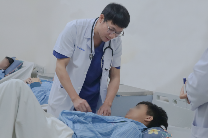 Hạ thân nhiệt bệnh nhân xuống 28 độ, duy trì phòng mổ ở 18 độ C phẫu thuật cứu nam thanh niên bị lóc động mạch chủ tuýp A hiếm gặp- Ảnh 1. Hạ thân nhiệt bệnh nhân xuống 28 độ, duy trì phòng mổ ở 18 độ C phẫu thuật cứu nam thanh niên bị lóc động mạch chủ tuýp A hiếm gặp- Ảnh 1.