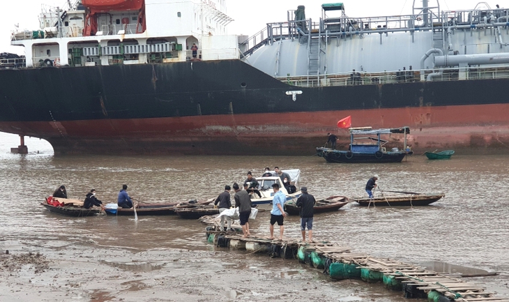Đau lòng: Vợ chồng cùng con trai bị ngạt khí tử vong khi đang sửa chữa tàu- Ảnh 1. Đau lòng: Vợ chồng cùng con trai bị ngạt khí tử vong khi đang sửa chữa tàu- Ảnh 1.