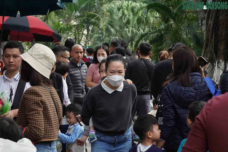 Hà Nội: Thời tiết đẹp, cả nghìn người đưa trẻ tới vườn thú dịp Tết Dương lịch- Ảnh 1.