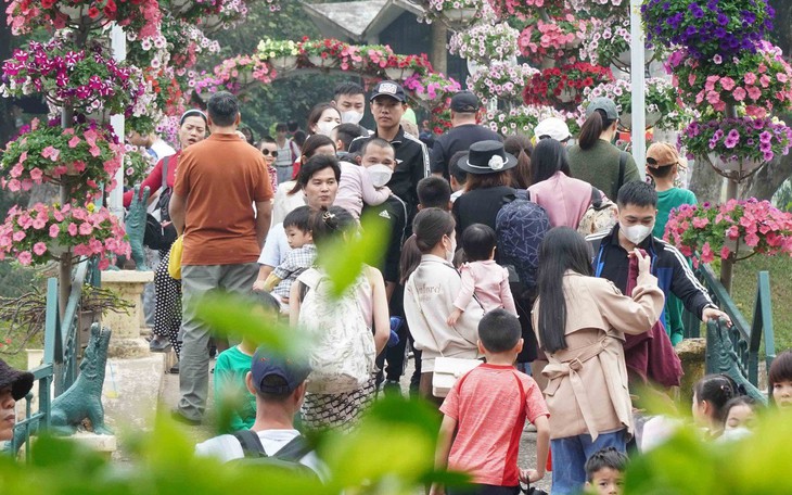 Thời tiết đẹp, cả nghìn người đưa trẻ tới vườn thú Thủ Lệ vui chơi