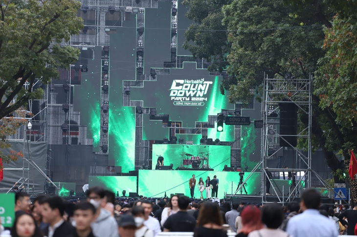 Sân khấu phố đi bộ Hồ Gươm đã sẵn sàng cho chương trình Countdown 2024- Ảnh 2.