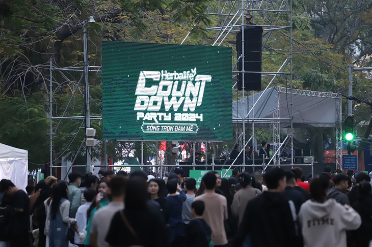 Biển người xếp hàng trước giờ 'G' chương trình Countdown 2024 tại Hà Nội- Ảnh 2.
