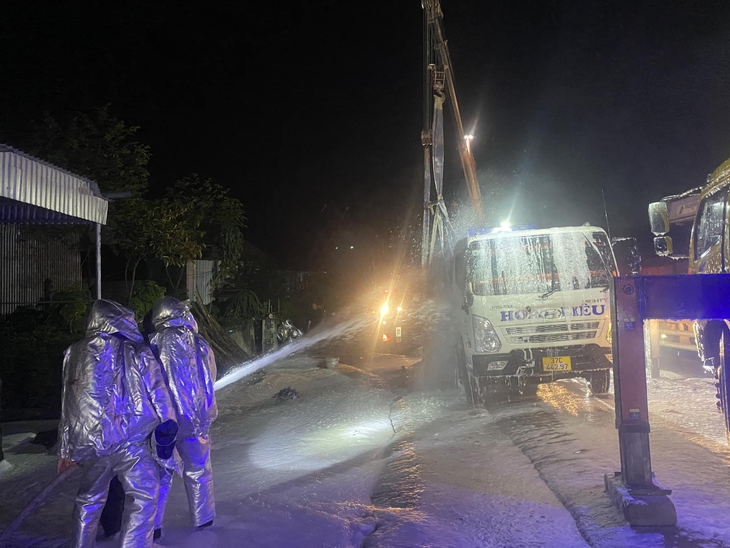 Xe đầu kéo lao xuống sông, tài xế tử vong- Ảnh 3.