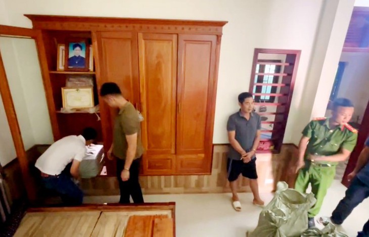 Giấu hơn 720 kg pháo trong hầm bí mật sau tủ quần áo
- Ảnh 2.
