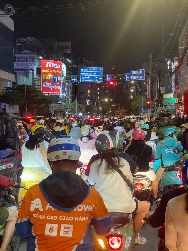 Người dân TPHCM hân hoan xem pháo hoa đón chào năm mới 2024- Ảnh 14.