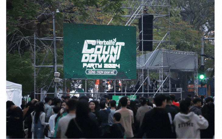Biển người xếp hàng trước "giờ G" chương trình Countdown 2024 tại Hà Nội
