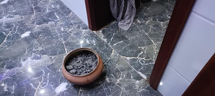 Đốt than sưởi ấm, 3 người trong gia đình nhập viện cấp cứu- Ảnh 2. Đốt than sưởi ấm, 3 người trong gia đình nhập viện cấp cứu- Ảnh 2.