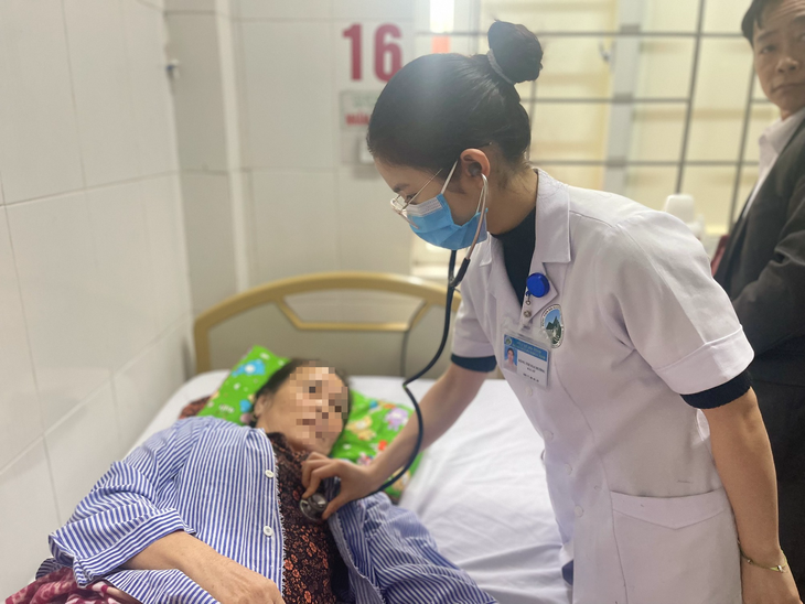 Đốt than sưởi ấm, 3 người trong gia đình nhập viện cấp cứu- Ảnh 1. Đốt than sưởi ấm, 3 người trong gia đình nhập viện cấp cứu- Ảnh 1.