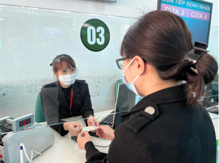 Người dân hưởng lợi khi dùng thẻ CCCD gắn chip khám, chữa bệnh- Ảnh 1.