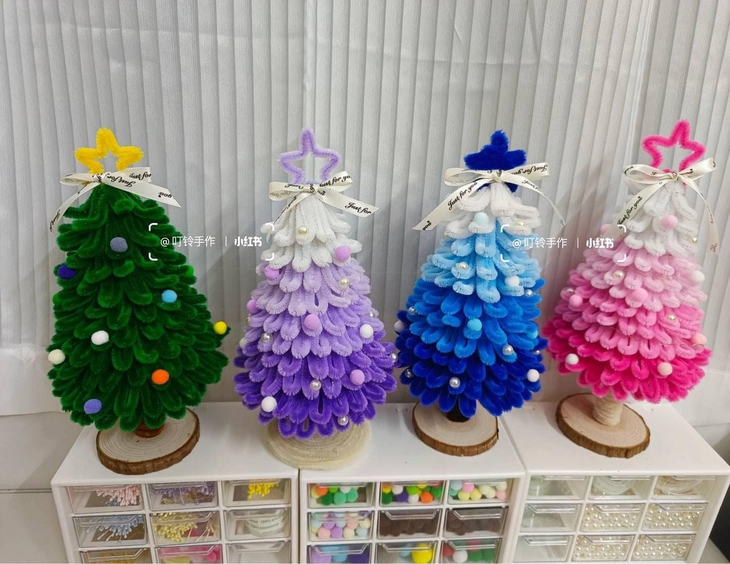 Giới trẻ mê mẩn trào lưu làm cây thông Noel bằng kẽm nhung- Ảnh 2.