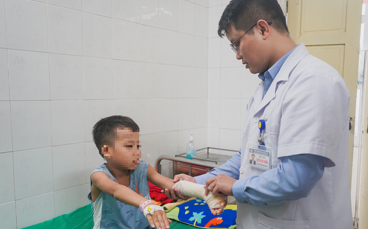 Phẫu thuật bảo tồn bàn tay bé trai 8 tuổi bị hoại tử nghi do rắn cắn
