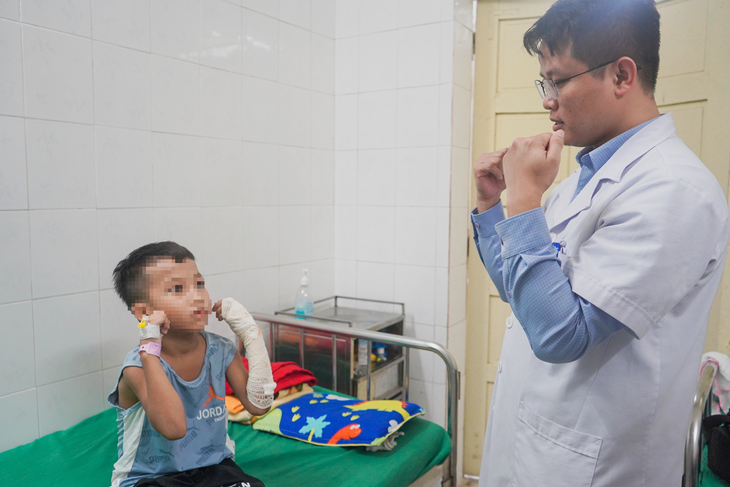 Phẫu thuật bảo tồn bàn tay bé trai 8 tuổi bị hoại tử nghi do rắn cắn - Ảnh 3.