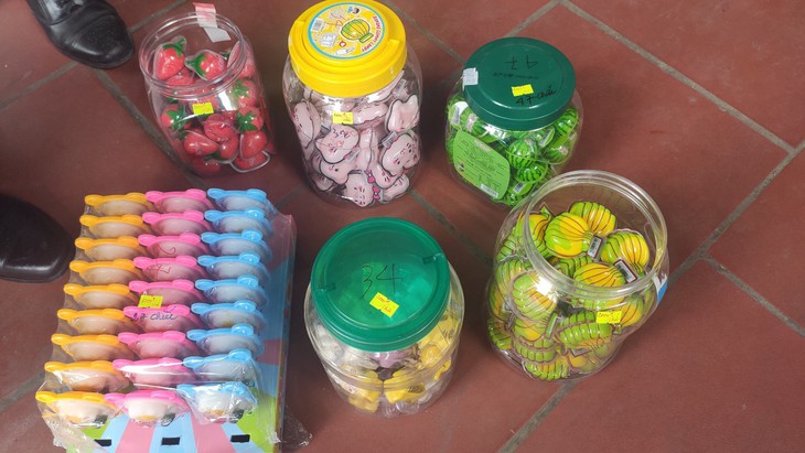 Cố tình bán thực phẩm không đảm bảo an toàn vệ sinh ở cổng trường, 3 cửa hàng bị xử phạt- Ảnh 3. Cố tình bán thực phẩm không đảm bảo an toàn vệ sinh ở cổng trường, 3 cửa hàng bị xử phạt- Ảnh 3.