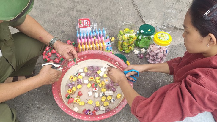 Cố tình bán thực phẩm không đảm bảo an toàn vệ sinh ở cổng trường, 3 cửa hàng bị xử phạt- Ảnh 2. Cố tình bán thực phẩm không đảm bảo an toàn vệ sinh ở cổng trường, 3 cửa hàng bị xử phạt- Ảnh 2.