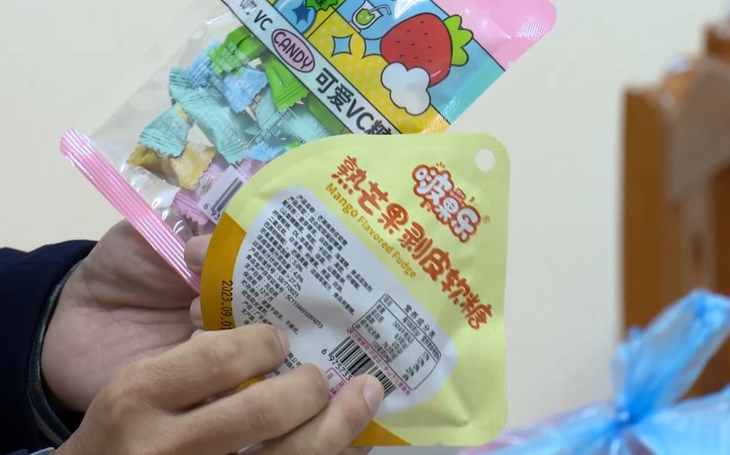 Đồ ăn vặt không đảm bảo an toàn vệ sinh thực phẩm ở cổng trường gây đau bụng, buồn nôn, cha mẹ và thầy cô cần làm gì?