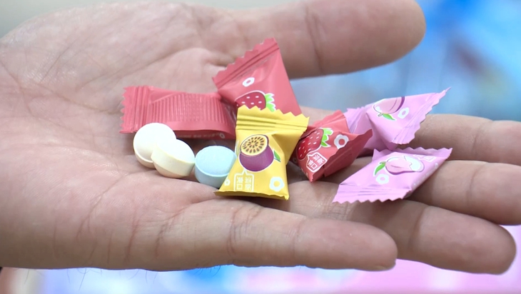 Đồ ăn vặt không đảm bảo an toàn vệ sinh thực phẩm ở cổng trường gây đau bụng, buồn nôn, cha mẹ và thầy cô cần làm gì?- Ảnh 3. Đồ ăn vặt không đảm bảo an toàn vệ sinh thực phẩm ở cổng trường gây đau bụng, buồn nôn, cha mẹ và thầy cô cần làm gì?- Ảnh 3.