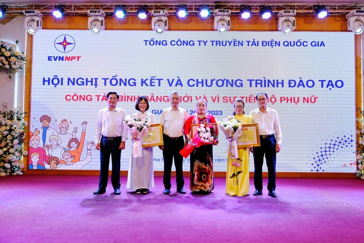 EVNNPT tổ chức thành công Hội nghị tổng kết và chương trình đào tạo công tác bình đẳng giới và Vì sự tiến bộ phụ nữ giai đoạn 2018 - 2023- Ảnh 12. EVNNPT tổ chức thành công Hội nghị tổng kết và chương trình đào tạo công tác bình đẳng giới và Vì sự tiến bộ phụ nữ giai đoạn 2018 - 2023- Ảnh 12.